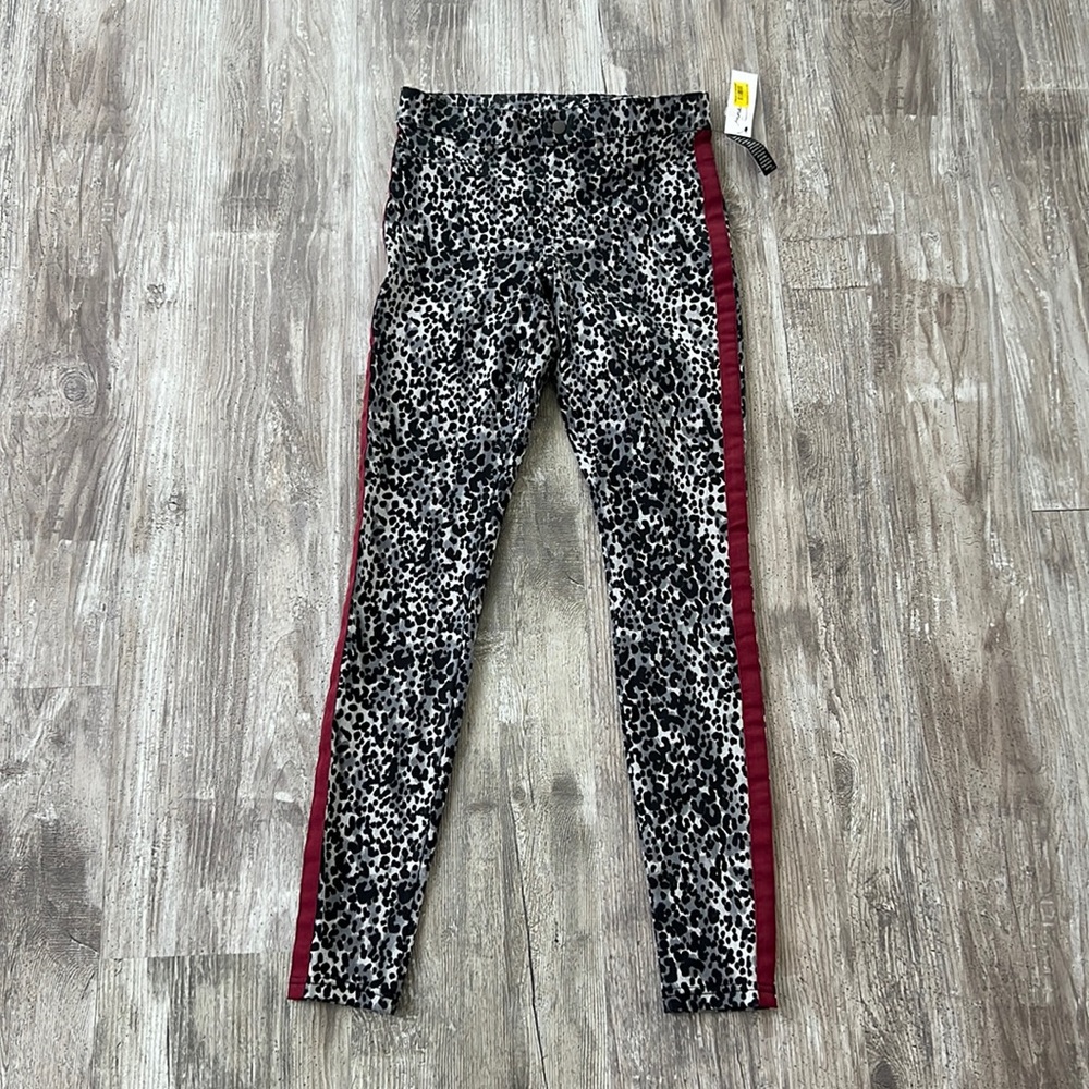 Anna & Ava pull on jeggings. Gray leopard print with burgundy stripe size small